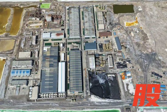 厂区航拍图：湖泊已经消失，一号基坑污染物被挖出来运走后，已被填平。资料照片