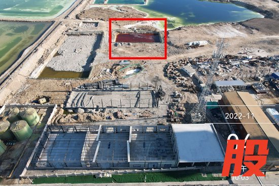 2022年11月4日一号基坑（红框内）的状态：水体呈红色，湖泊水域靠近基坑。资料照片